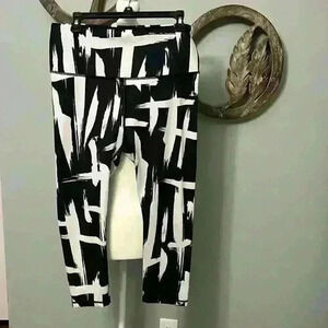 Lucy capri workout pants size L